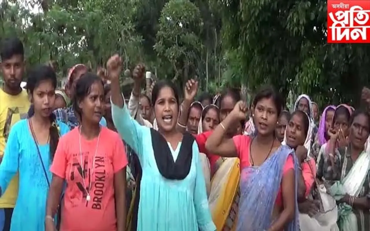 তিতাবৰত আদিবাসী মহিলা সমিতি  আৰু আদিবাসী ছাত্ৰ সন্থাৰ প্ৰতিবাদ 