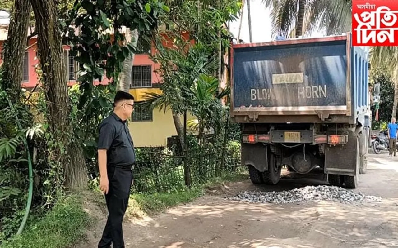 বিধস্ত পথৰ মেৰামতি কৰিলে পৰিবহন বিষয়াইঃ কাণসাৰ নাই বিভাগীয় কৰ্তৃপক্ষৰ