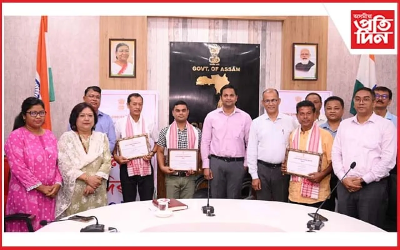গোলাঘাটত লোক কল্যাণ দিৱস পালনঃ তিনিগৰাকী কৰ্মচাৰীক 'লোকসেৱা বঁটা' প্ৰদান...