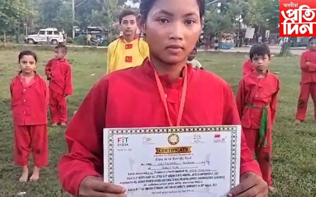 টুপিয়া খেলপথাৰত কুংফু আৰু কিক বক্সিং প্ৰতিযোগিতাৰ প্ৰমাণ পত্ৰ বিতৰণ