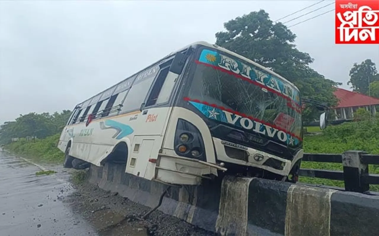 বজালীৰ বাংলীপাৰাৰ ২৭ নং ৰাষ্ট্ৰীয় ঘাইপথত ভয়ংকৰ বাছ দুৰ্ঘটনা