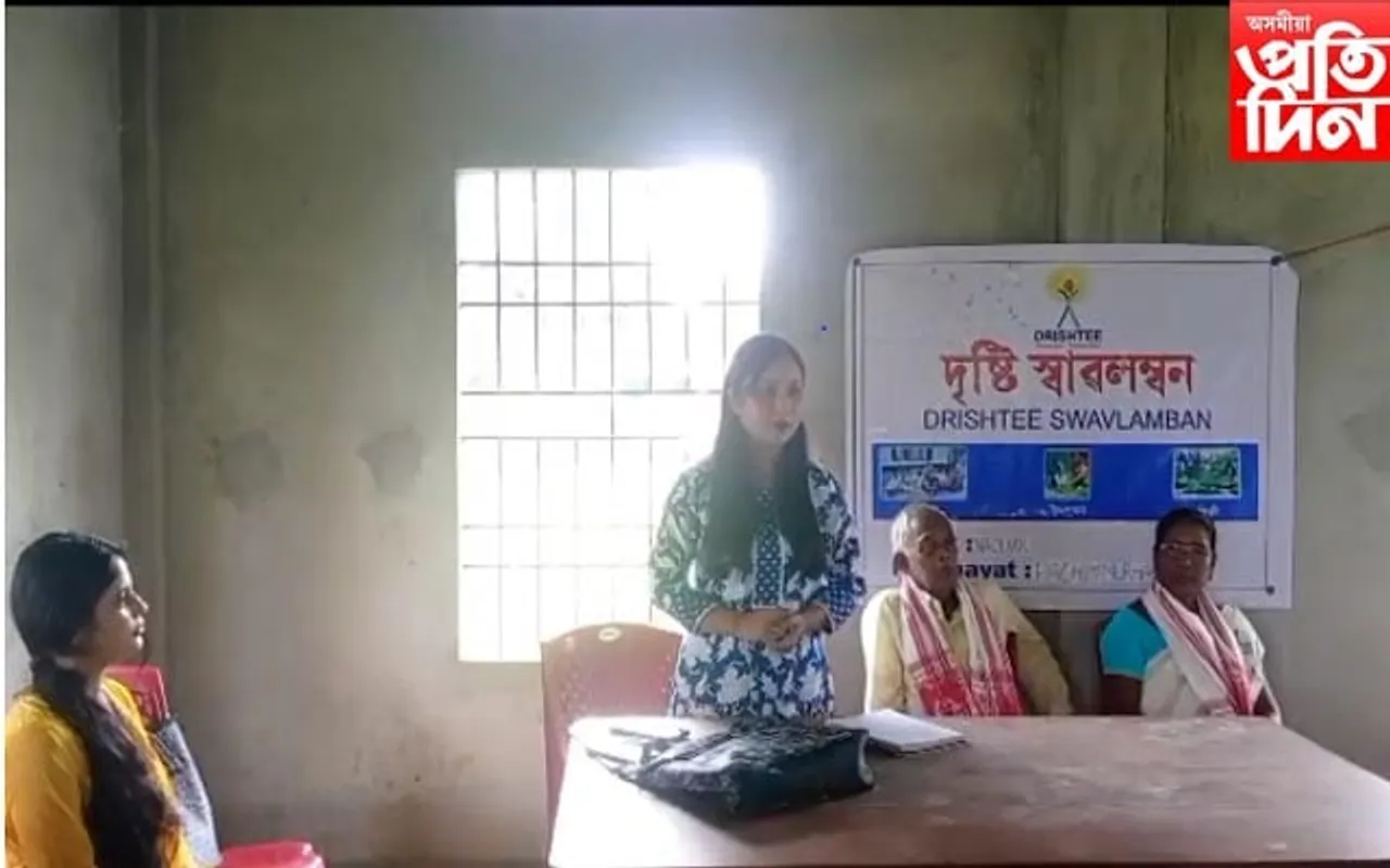 জামুগুৰিহাটত "দৃষ্টি স্বাৱলম্বন" সংস্থাৰ উদ্যোগত মহিলা সৱলীকৰণৰ প্ৰশিক্ষণ