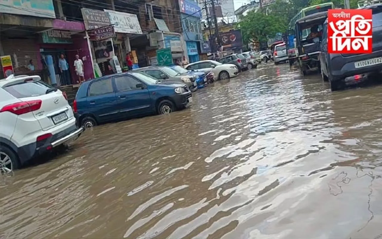 এজাক বৰষুণতেই ডুব যায় তিনিচুকীয়া চহৰঃ ক'ত গ'ল উন্নয়নৰ কোটি কোটি টকা