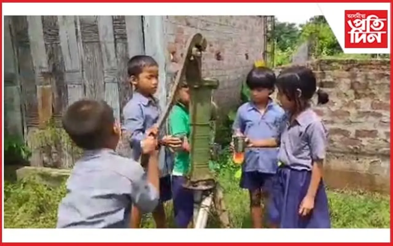 হায় জল জীৱন আঁচনি ! ছাত্ৰ-ছাত্ৰীয়ে তৃষ্ণা নিবাৰণ কৰে দূষিত পানীৰে