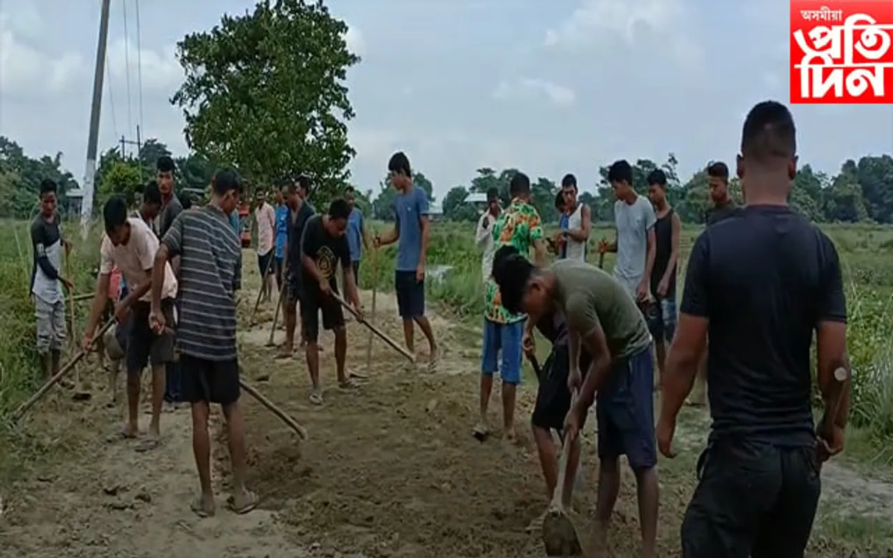 ৰাইজৰ খবৰ ল'বলৈ সময় নাই মন্ত্ৰী অতুল বৰাৰ, নিজ সমষ্টিৰে পথৰ দুৰৱস্থা