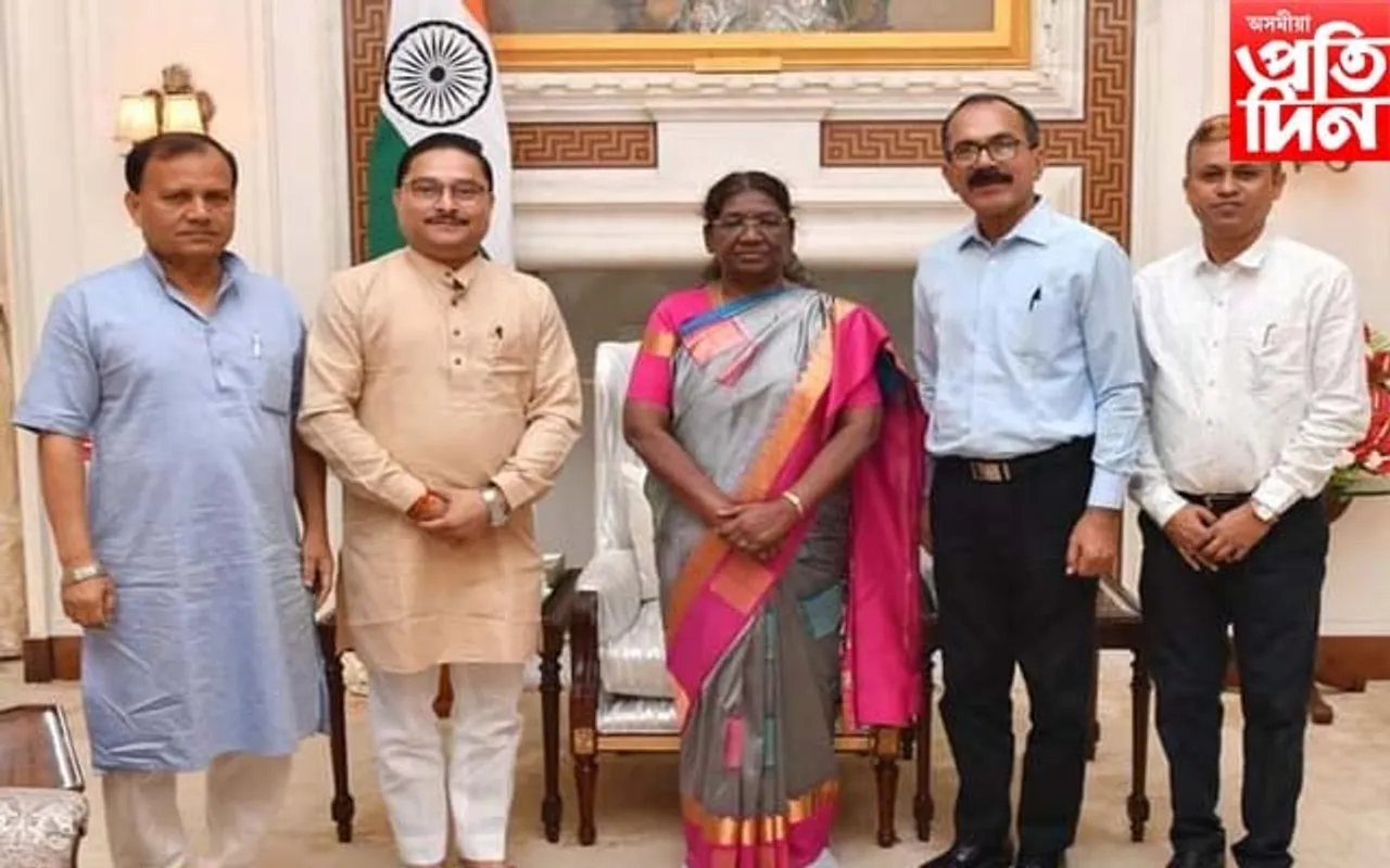 ঐতিহাসিক পথৰুঘাট কৃষক বিদ্ৰোহ সন্দৰ্ভত ৰাষ্ট্ৰপতিক স্মাৰক পত্ৰ প্ৰদান