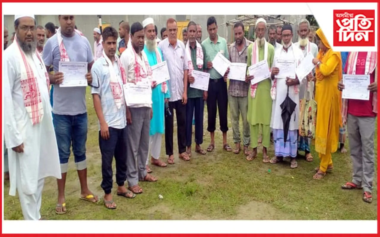 মানকাচৰৰ হাজিৰহাট সমবায় সমিতিৰ নিৰ্বাচনত জয়ী প্ৰাৰ্থীক প্ৰমাণ পত্ৰ প্ৰদান