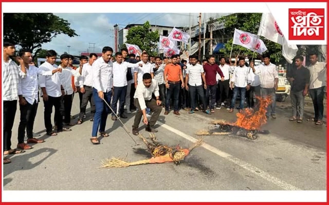 ধেমাজি জিলা আয়ুক্ত কাৰ্য্যালয়ৰ সন্মুখত মুখ্যমন্ত্ৰী আৰু শিক্ষামন্ত্ৰীৰ পুত্তলিকা দাহ