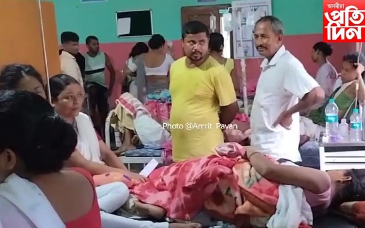 প্ৰসাদ খাই প্ৰায় ১৮০গৰাকী লোক অসুস্থ, বিচনাৰ অভাৱত চিকিৎসালয়ৰ বাৰাণ্ডাত চলিছে ৰোগীৰ চিকিৎসা