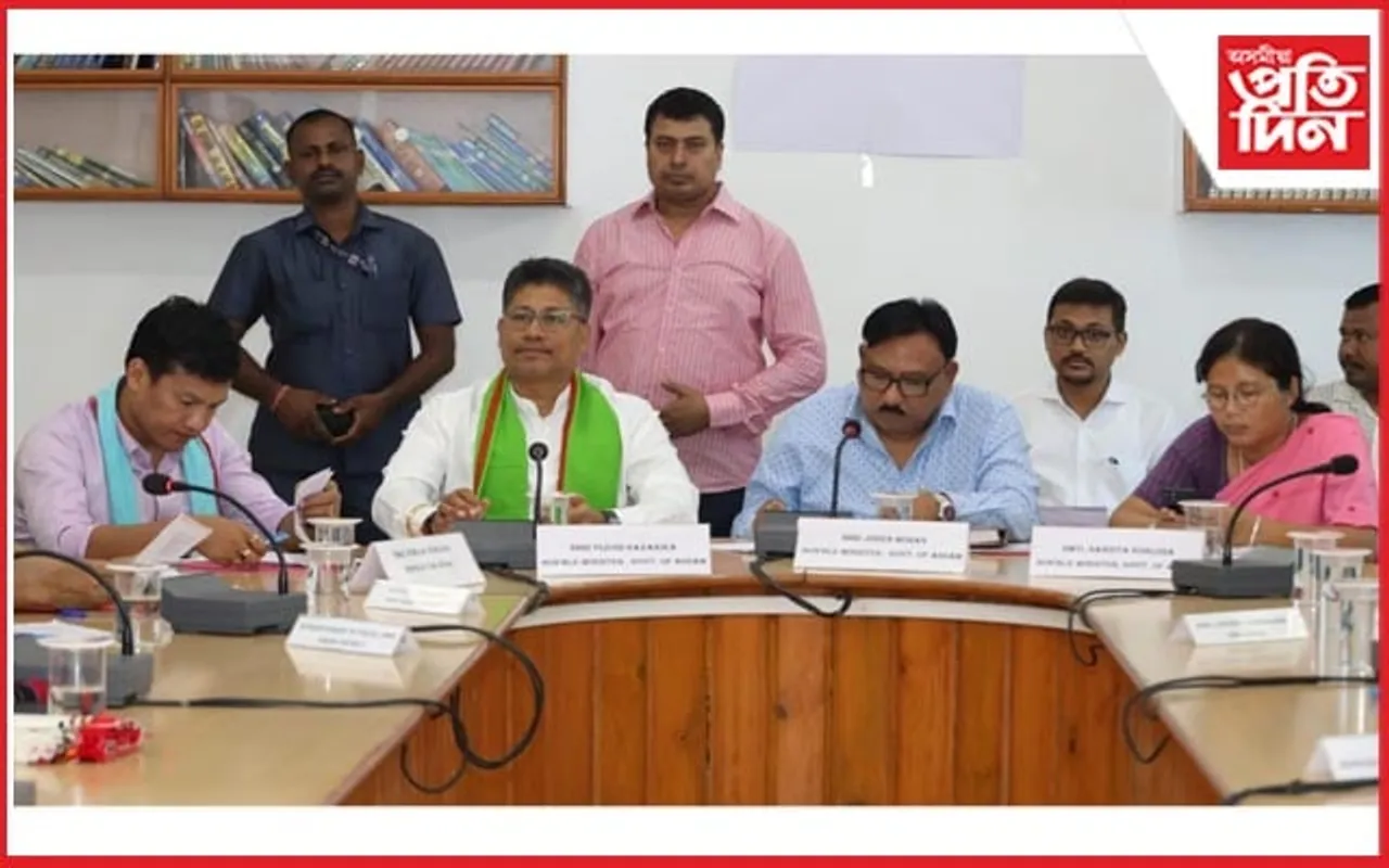 হাফলঙত এক বৈঠকত অংশগ্ৰহণ মন্ত্ৰী পিযুষ হাজৰীকাৰ...