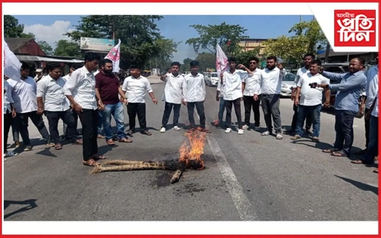 বিদ্যুৎ বিভাগৰ বিৰুদ্ধে ধেমাজিত ছাত্ৰ সন্থাৰ প্ৰতিবাদ 