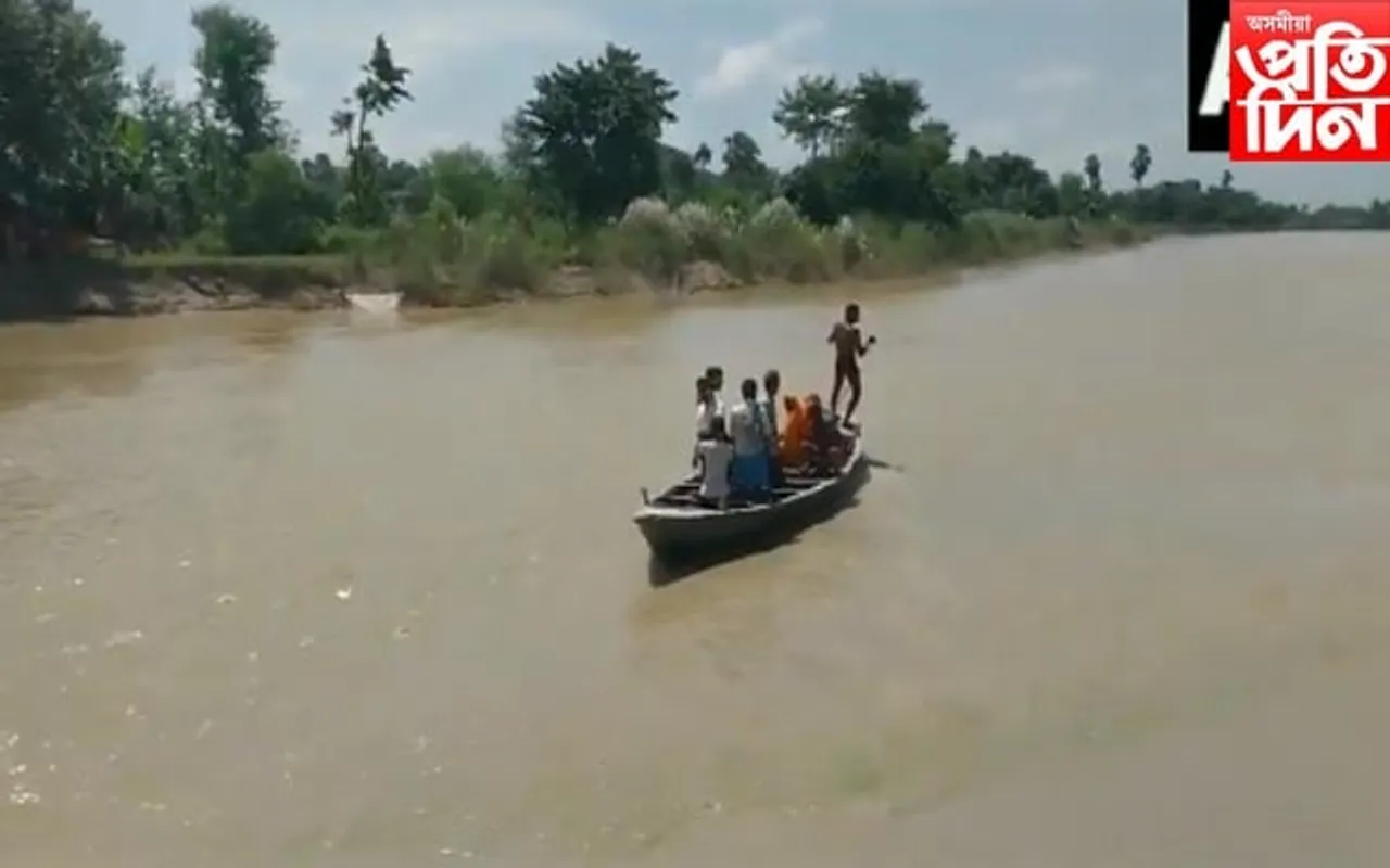 বিদ্যালয়লৈ গৈ থকাৰ অৱস্থাতে নাও দুৰ্ঘটনা, ১৮ জন নিৰুদ্দেশ