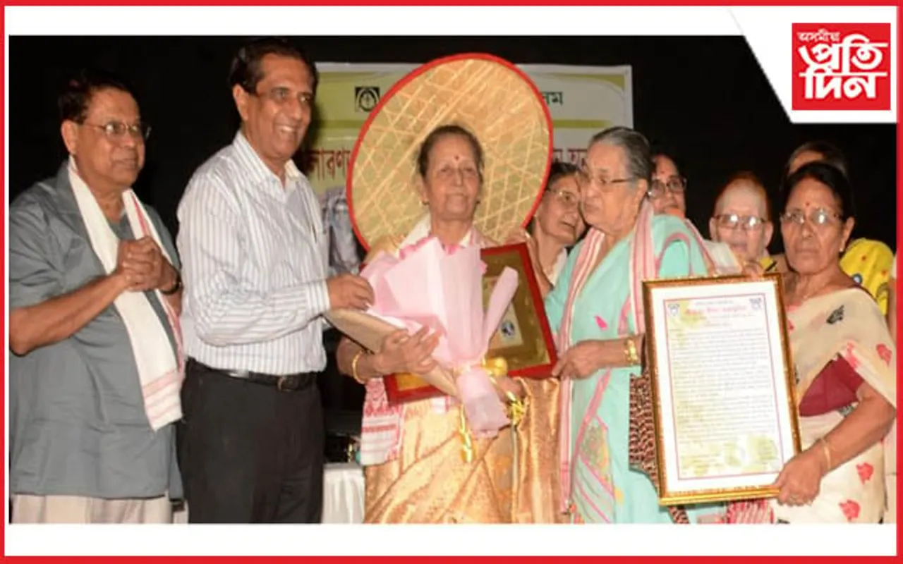 বিশিষ্ট লেখিকা-সমাজকৰ্মী মীনা মহন্তলৈ "লাৱণ্য হাজৰিকা আদৰ্শ মাতৃ" বঁটা