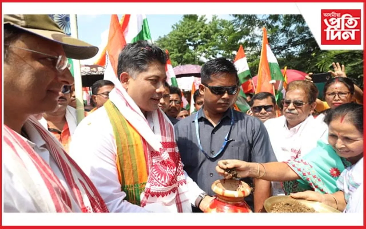 'অমৃত কলহ যাত্ৰা' ভাগ লৈ ঘৰে ঘৰে মাটি সংগ্ৰহ কৰিলে মন্ত্ৰী পীযুষ হাজৰীকাই