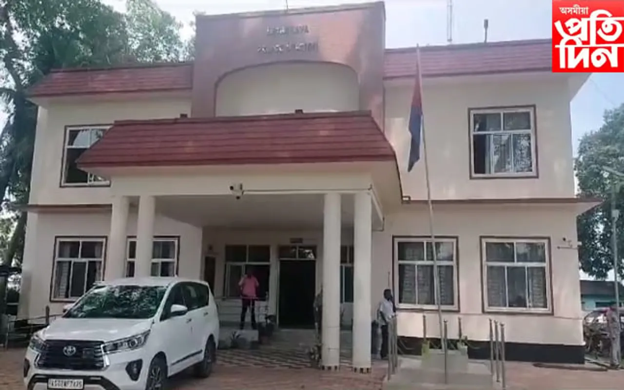 ন-ৰূপত দুৰ্বৃত্তই জ্বলাই ছাৰখাৰ কৰা বটদ্ৰৱা আৰক্ষী থানা