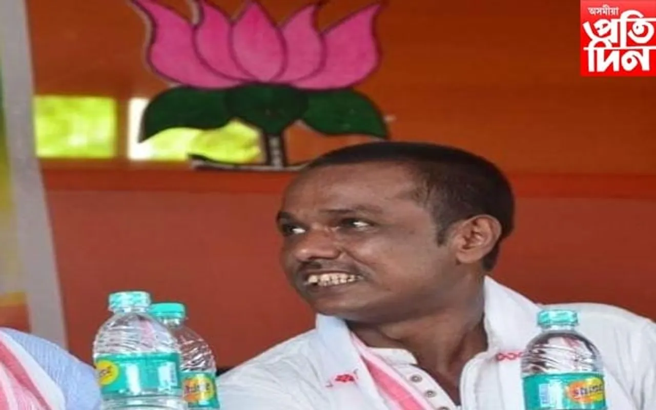 চাকৰিৰ প্ৰলোভনেৰে নৈশ যাপন কৰি হাতে-লোটে ধৰা পৰিল বিজেপি নেতা