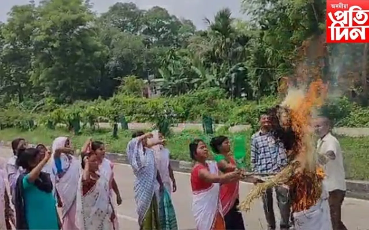 বেবেজীয়াত শক্তি মন্ত্ৰীৰ প্ৰতিকৃতি দাহ