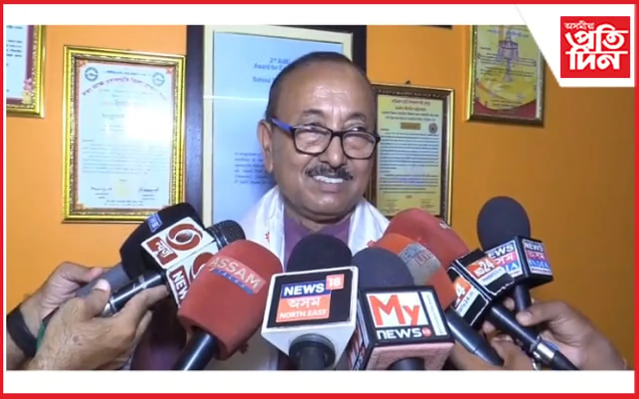 ৰাজ্যিক পুৰস্কাৰ প্ৰাপ্ত শিক্ষকৰ ঘৰত আয়ুক্তই প্ৰদান কৰিলে মুখ্যমন্ত্ৰীৰ সম্বৰ্ধনা পত্ৰ