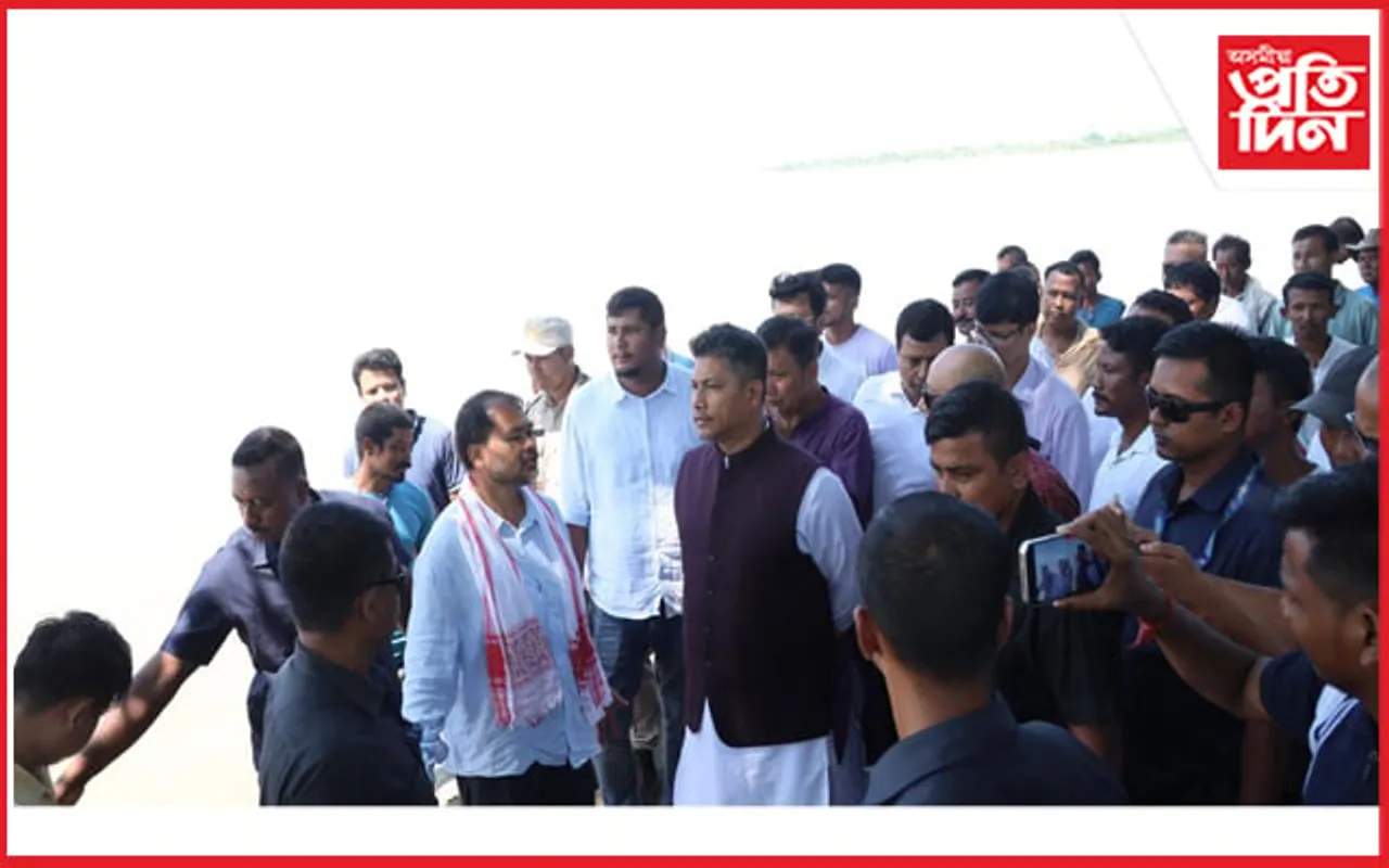 শিৱসাগৰত খহনীয়াগ্ৰস্ত অঞ্চল পৰিদৰ্শন জলসম্পদ মন্ত্ৰী পীযুষ হাজৰীকাৰ 