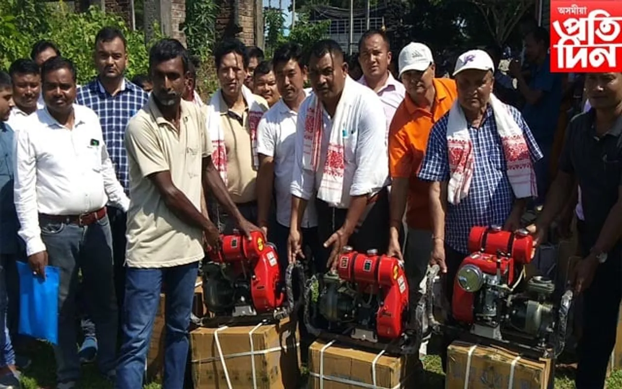 ক্ষুদ্ৰ আৰু উপান্ত খেতিয়কৰ মাজত পাম্পছেট বিতৰন