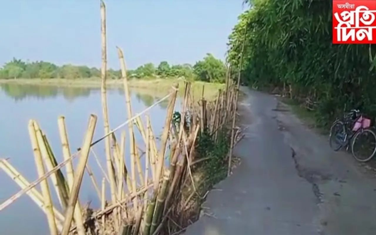 চামপৰা নৈৰ গ্ৰাসত বাংকেলেং দক্ষিণ গাঁও লোকনিৰ্মাণ বিভাগৰ পথ