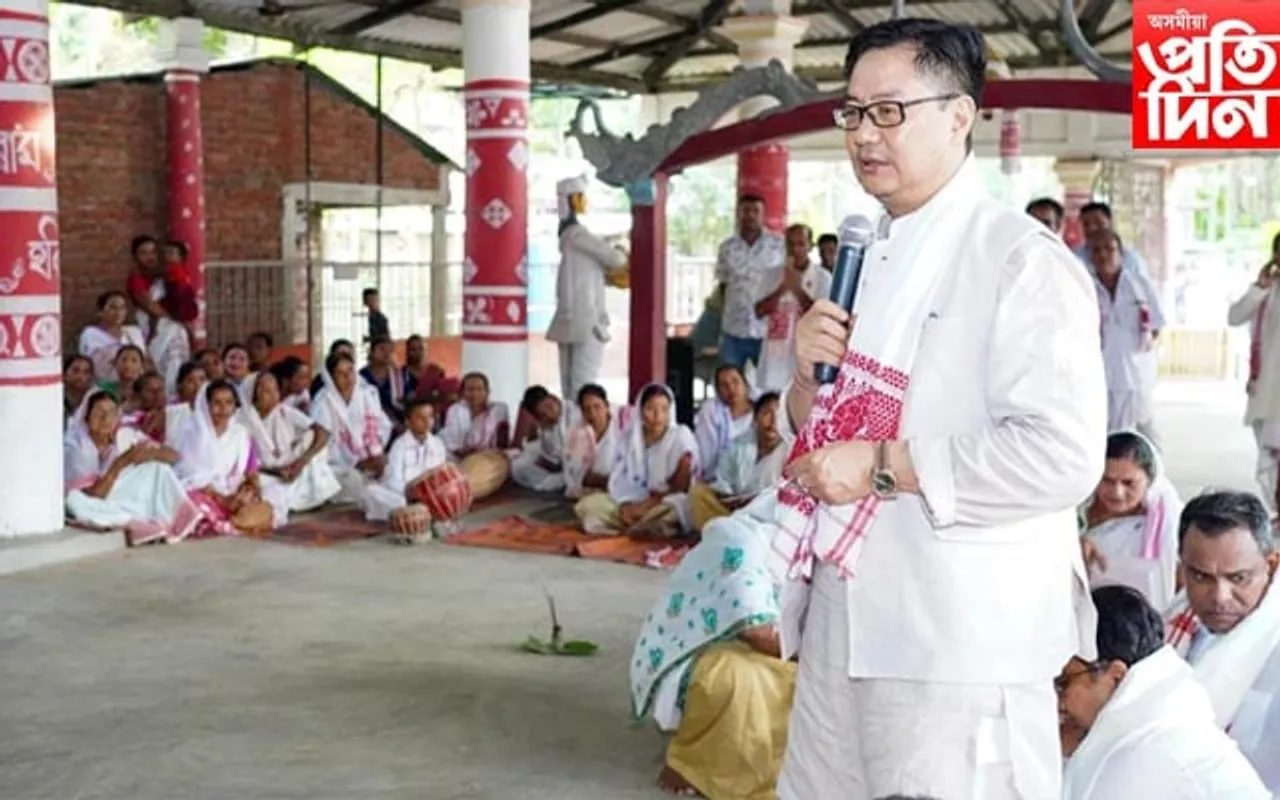 পৰম্পৰাগত সাজত নগাঁৱত কেন্দ্ৰীয় মন্ত্ৰী কিৰেন ৰিজিজু 
