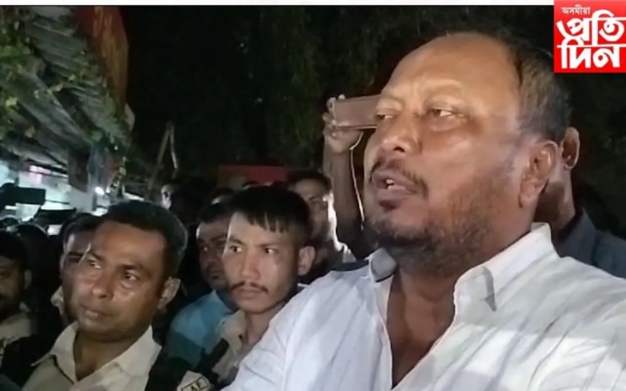 প্ৰতিবাদকাৰীৰ কাষত থিয় হৈ বিদ্যুতৰ সমস্যা সমাধানৰ প্ৰতিশ্ৰুতি বিধায়কৰ