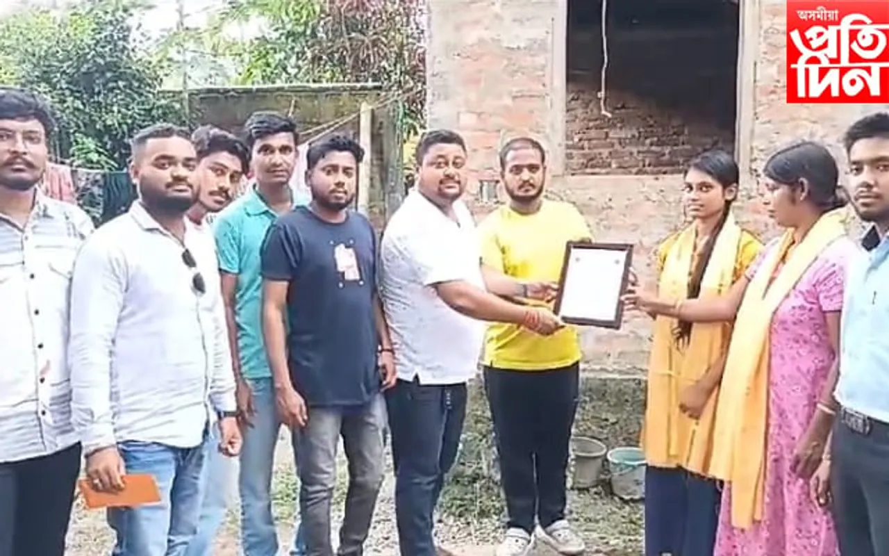 দৰিদ্ৰ মেধাৱী ছাত্ৰীক সদৌ অসম বেঙ্গলী যুৱ-ছাত্ৰ ফেডাৰেচনৰ বিশেষ সম্বৰ্ধনা