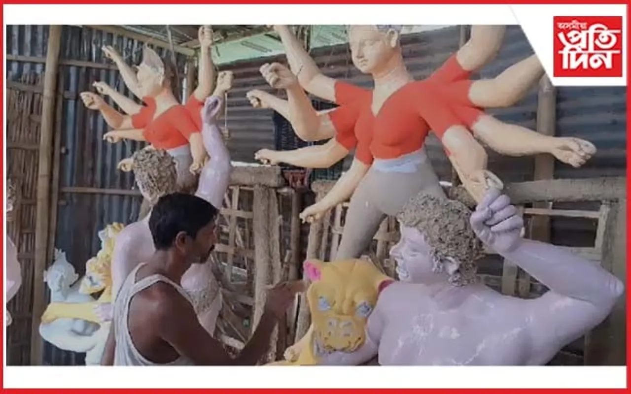কঠীয়াতলীত প্ৰতিমা নিৰ্মাণত ব্যস্ত মৃৎ শিল্পী