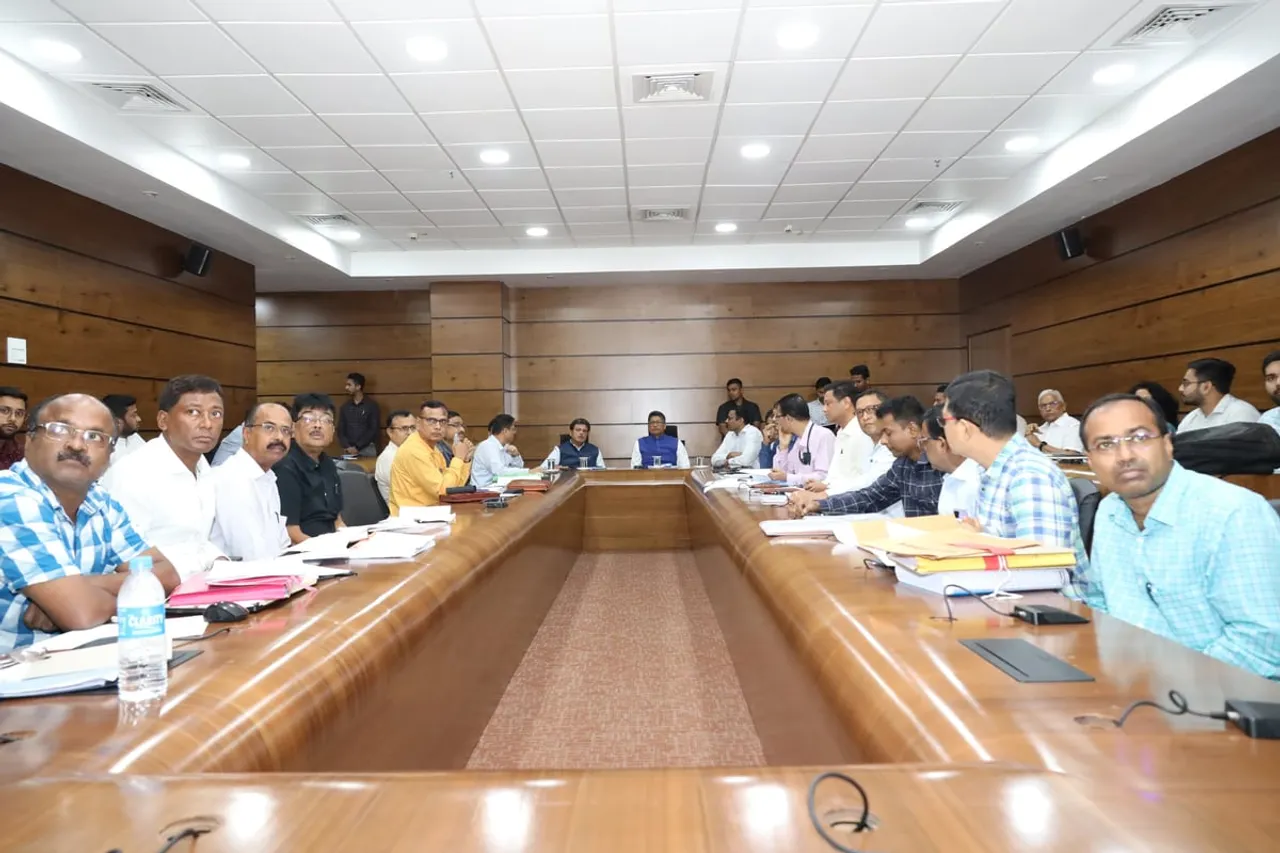তেজপুৰত ভূমি উপদেষ্টা সমিতিৰ বৈঠকত মন্ত্ৰী পীযুষ হাজৰীকা