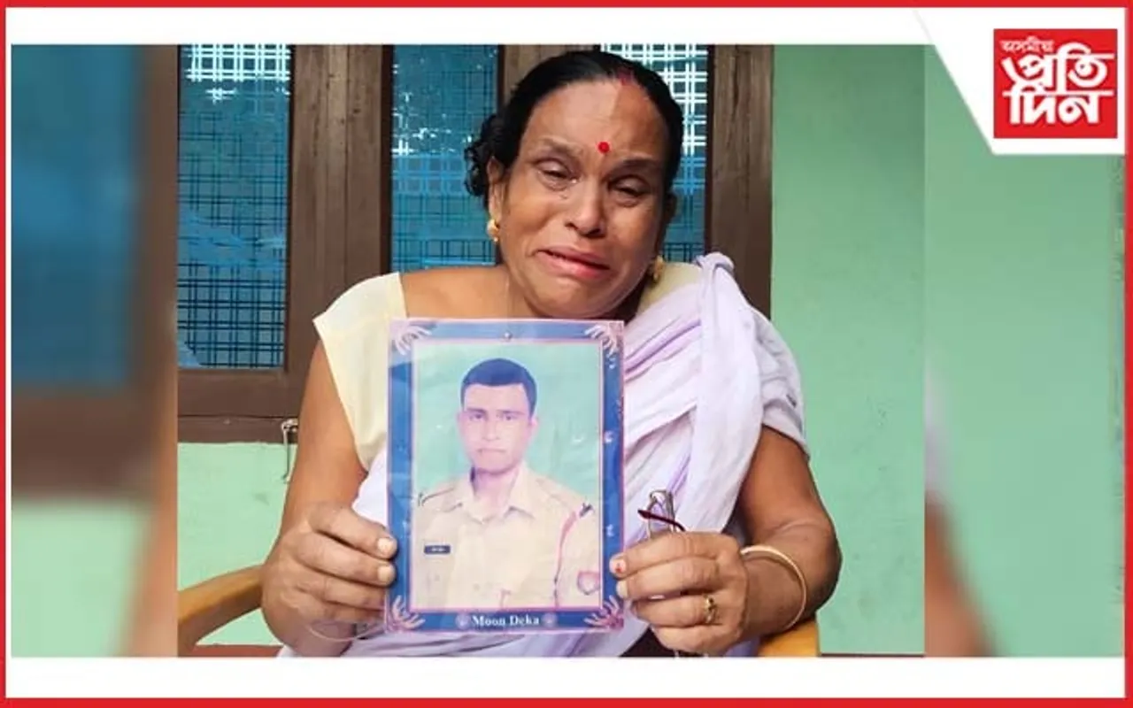 নিৰুদ্দিষ্ট আৰক্ষী পুত্ৰৰ ফটো বুকুত সাবটি মৃত্যুক আকোঁৱালি ল'লে মাতৃয়ে