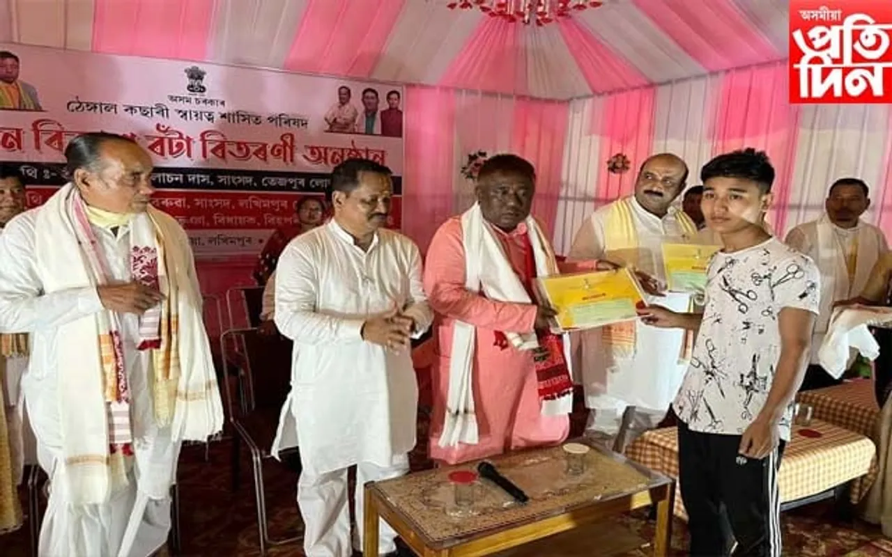 বিহপুৰীয়াত ঠেঙাল কছাৰী পৰিষদৰ উদ্যোগত জ্ঞান বিকাশ বটাঁ প্ৰদান