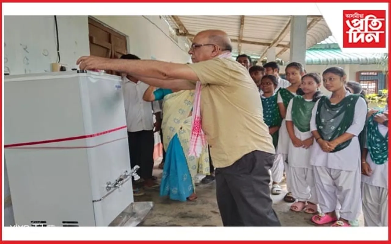 ব্যৱসায়ীৰ মহানুভৱতা : বিদ্যালয়ৰ ছাত্ৰ-ছাত্ৰীৰ বাবে শীতল খোৱাপানীৰ ব্যৱস্থা