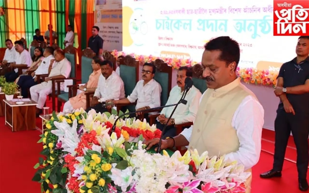 বিশ্বনাথৰ চাইকেল বিতৰণ অনুষ্ঠানত মন্ত্ৰী অশোক সিংঘাল 