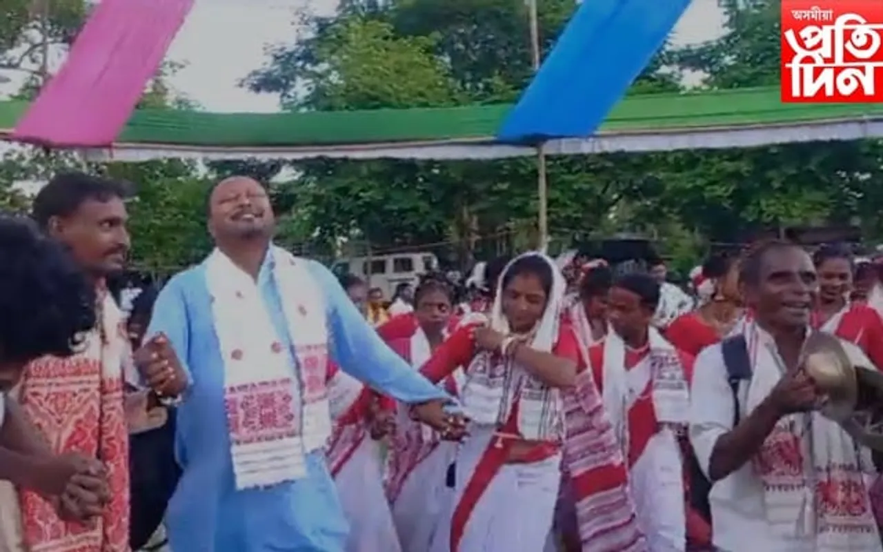 মাদলৰ তালে তালে ঝুমুৰ নাচিলে বিধায়ক পদ্ম হাজৰিকাই
