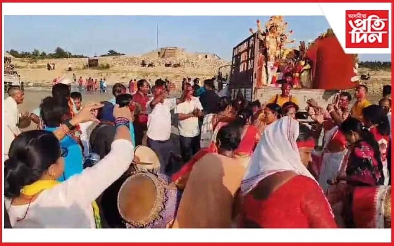 শান্তিপূৰ্ণ পৰিৱেশৰ মাজেৰে গাই নদীত দেৱী বিসৰ্জন