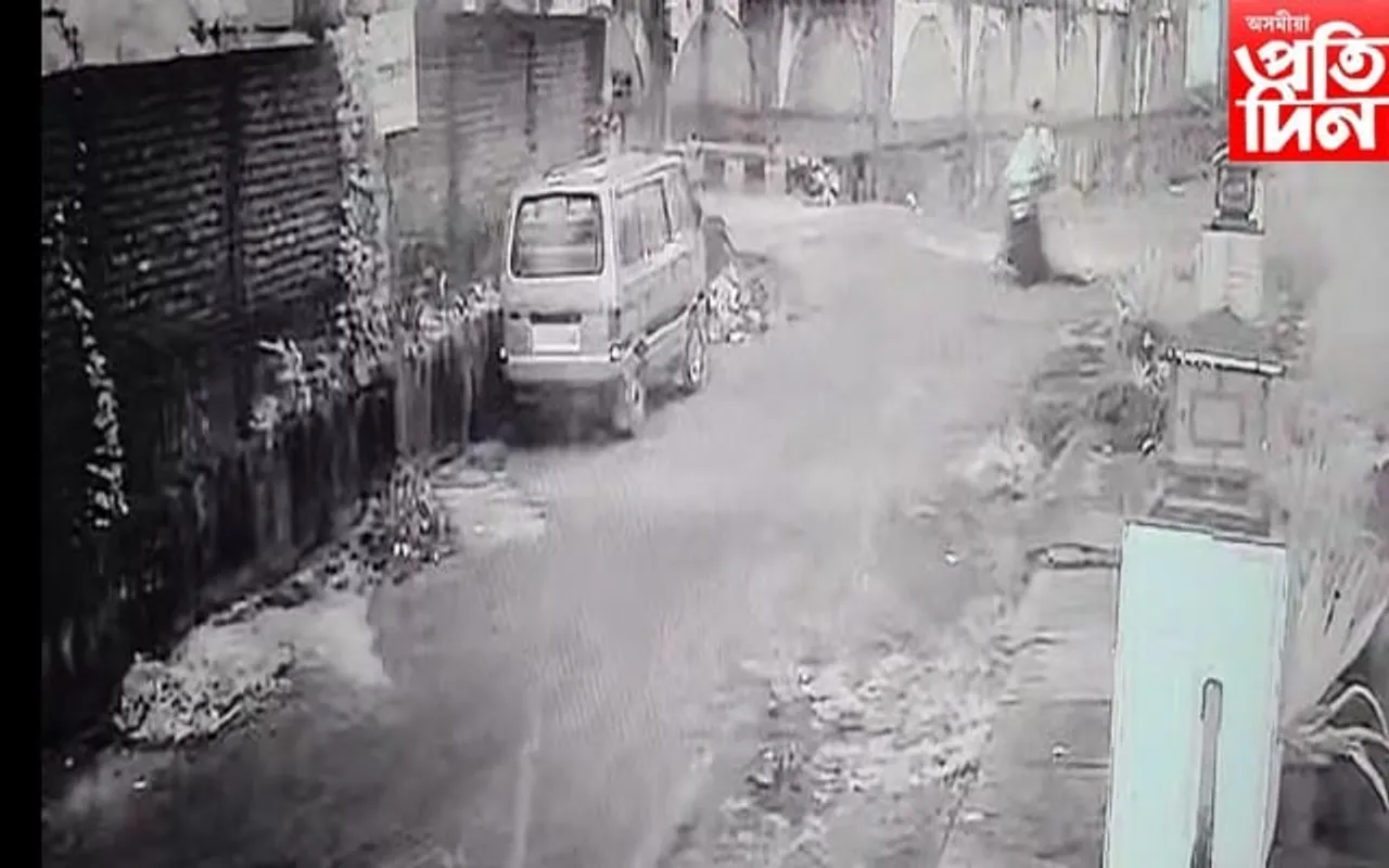 মহানগৰীত চাঞ্চল্যঃ হত্যাৰ পাছতে দিন দুপৰতে স্কুটীত উঠাই আনিলে মৃতদেহ
