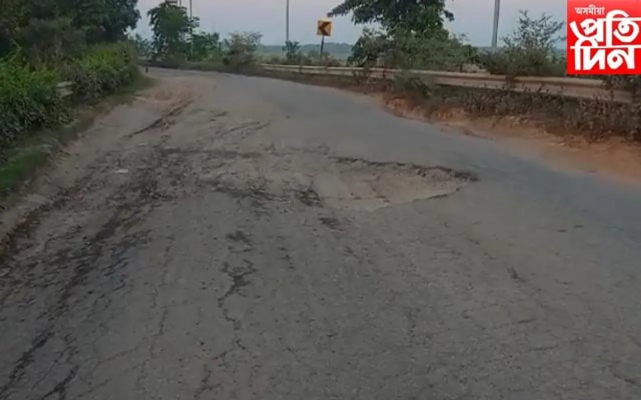 বৈঠালাংছ' ৰাজপথত পুখুৰী সদৃশ গাত