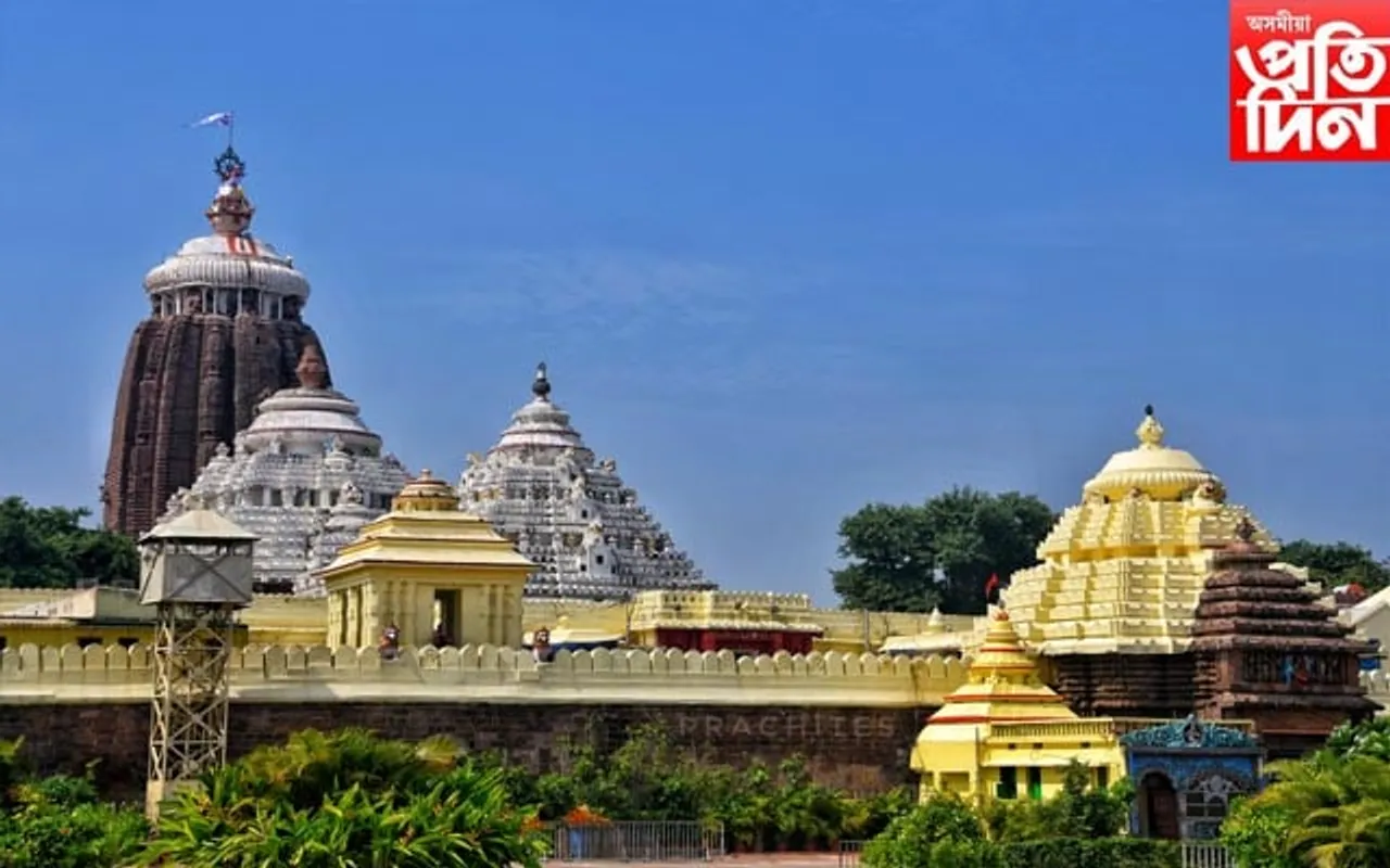  হাফ পেন্ট, ফটা জিনছ পিন্ধি প্ৰৱেশ কৰিব নোৱাৰিব জগন্নাথ মন্দিৰত...