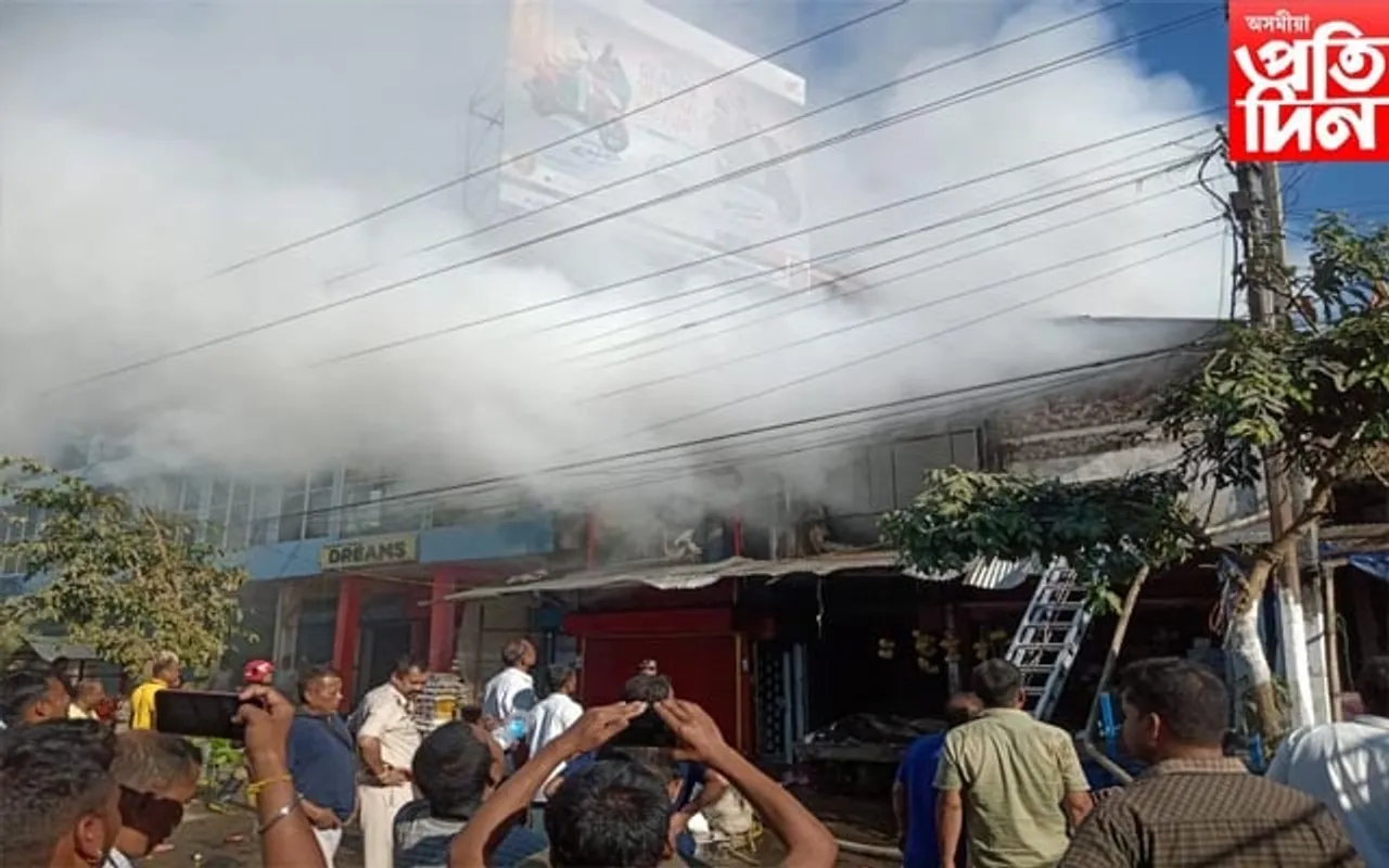ধেমাজিৰ দৈনিক পুৰণি বজাৰত অগ্নিকাণ্ড, লাখ লাখ টকাৰ সামগ্ৰী নষ্ট
