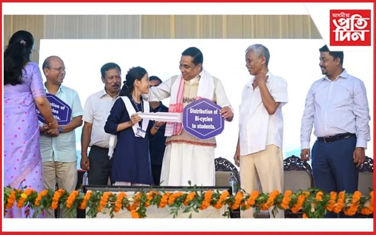বঙাইগাঁৱত মন্ত্ৰী জয়ন্তমল্ল বৰুৱাৰ চাইকেল বিতৰণ...