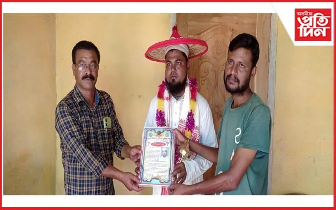 স্বৰ্ণ পদক বিজয়ী মেধাৱী ছাত্ৰ আব্দুল মতালিবক সম্বৰ্ধনা