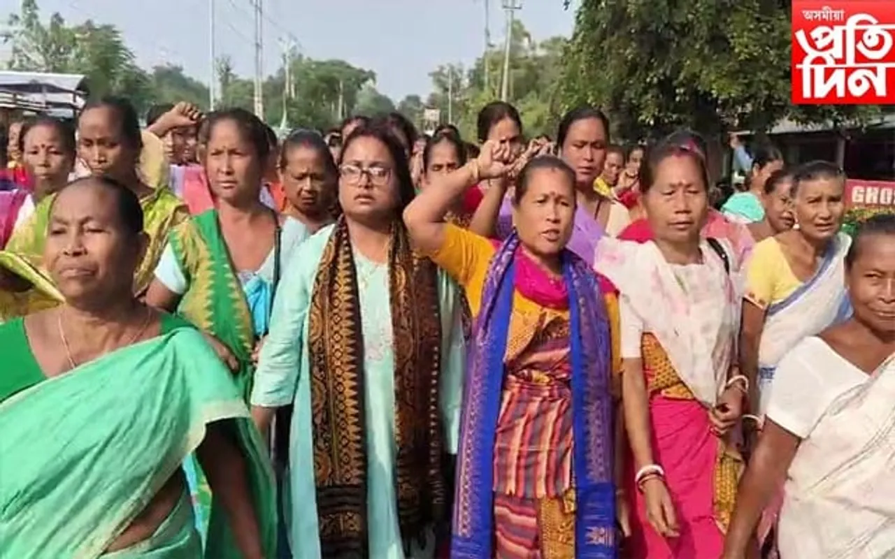 কোকৰাঝাৰত মধ্যাহ্ন ভোজন ৰান্ধনী কৰ্মী -সহায়িকাৰ প্ৰতিবাদ 