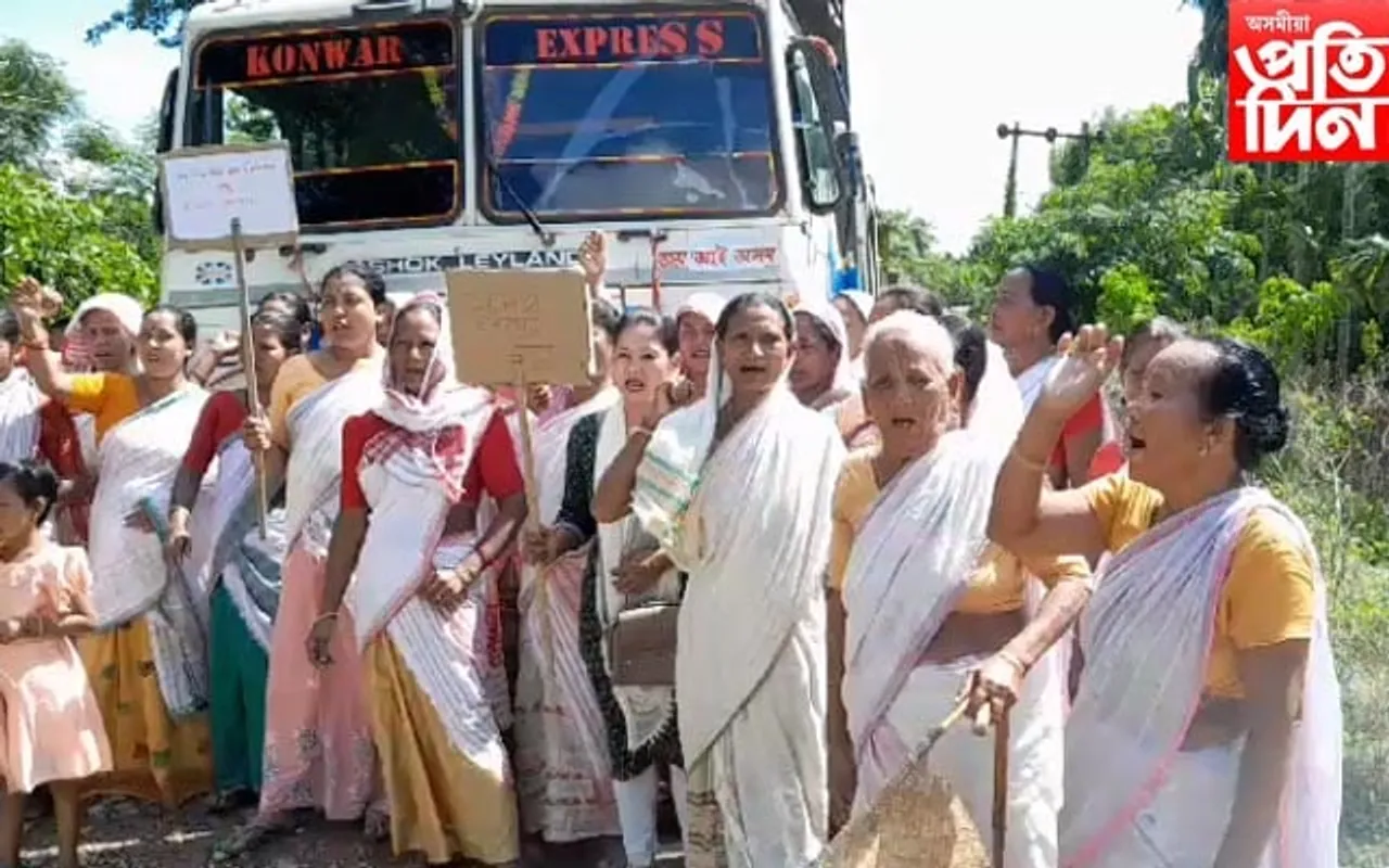 বিধ্বস্ত পথঃ প্ৰতিবাদত নামিল মহিলা...