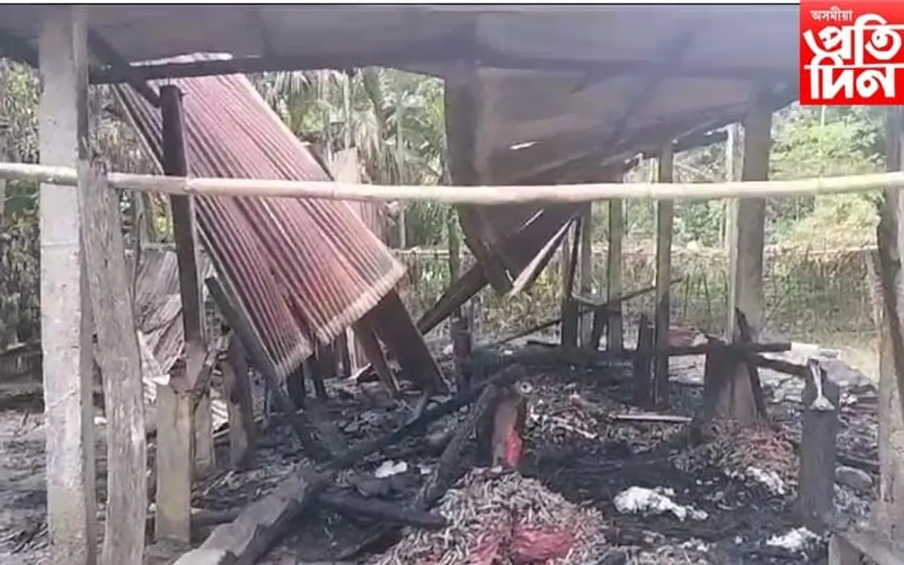 ভয়ংকৰ অগ্নিকাণ্ডঃ জুইত জাহ গ'ল টকাসহ বহু মূল্যবান সা-সামগ্ৰী