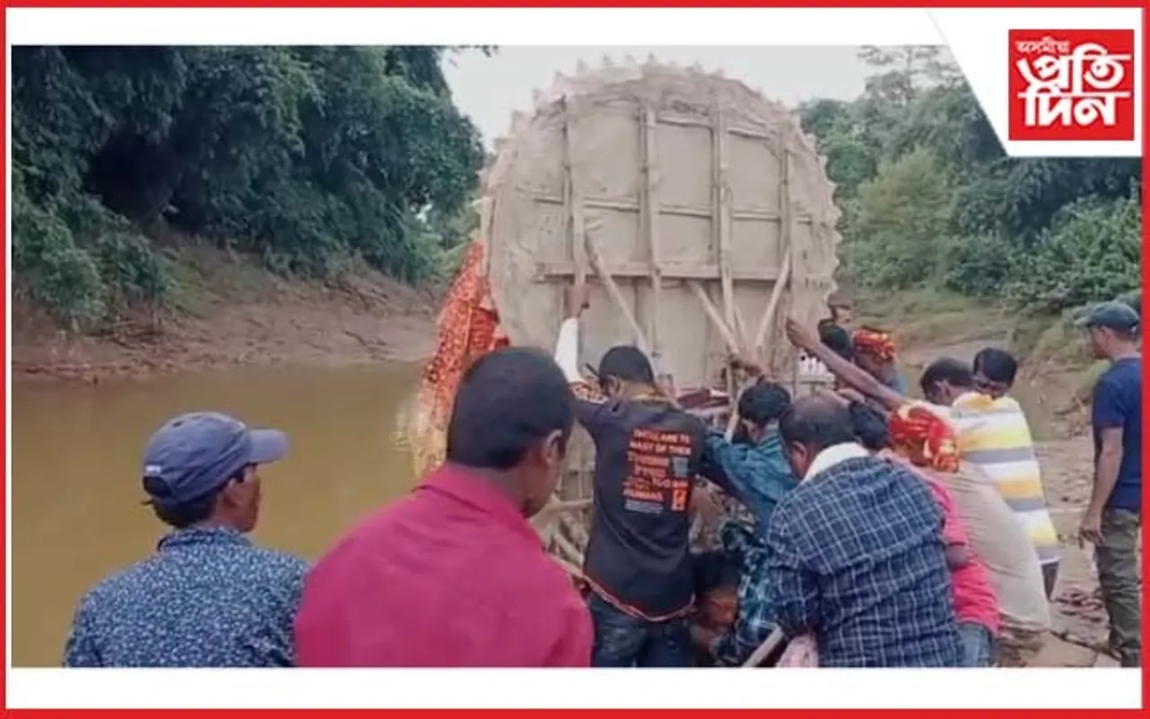 অশ্ৰুসিক্ত নয়নেৰে দেৱী দুৰ্গাক বিদায় দিলে মথুৰাপুৰবাসীয়ে