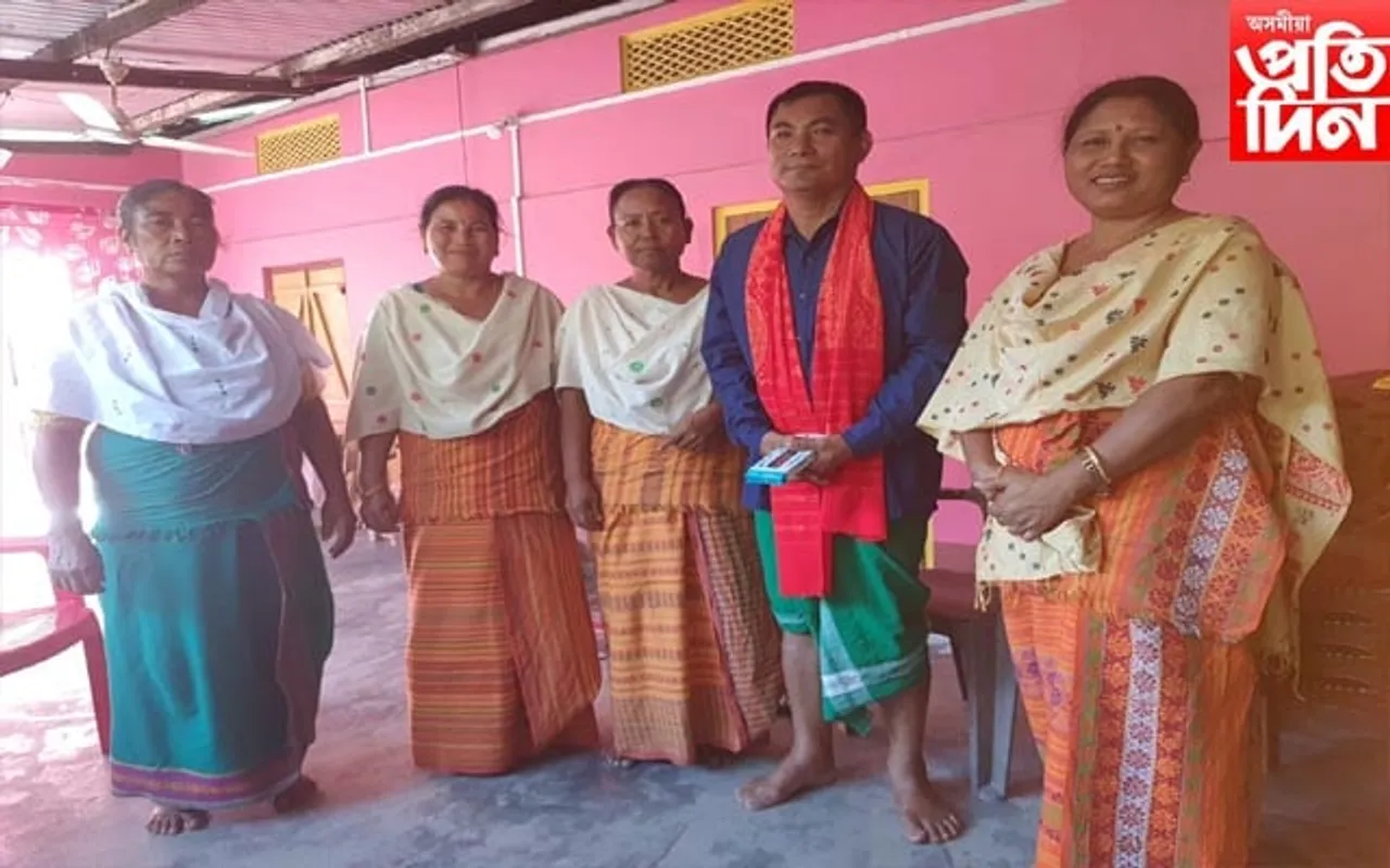শিক্ষা বঁটা প্ৰাপক খ্ৰৌমসাৰ বসুমতাৰীক কেইবাটাও সংগঠনৰ সম্বৰ্ধনা 
