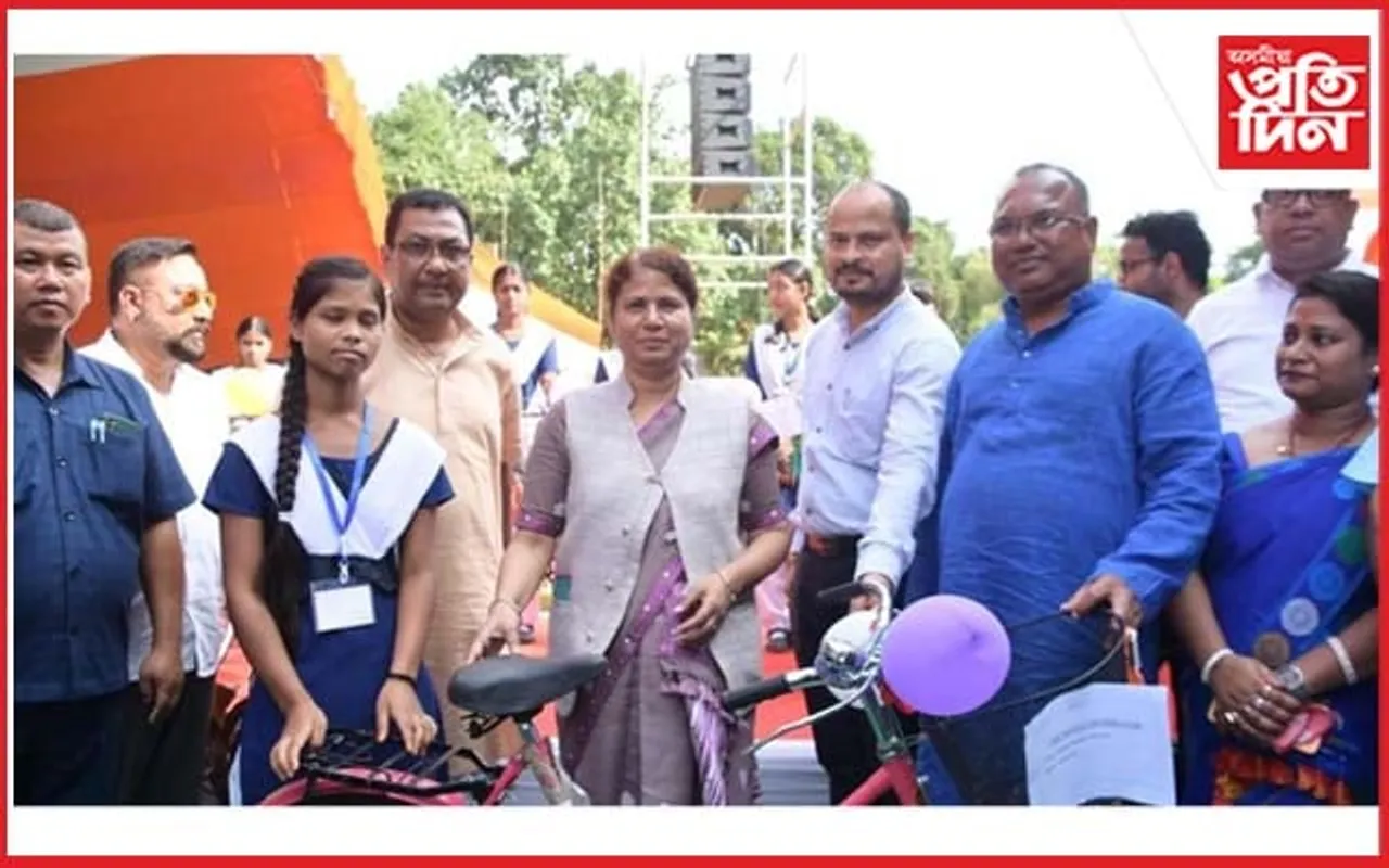 নগাঁৱত নৱম শ্ৰেণীৰ শিক্ষাৰ্থীক চাইকেল প্ৰদানৰ কাৰ্যসূচীত মন্ত্ৰী অজন্তা নেওগ...