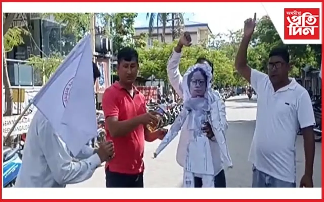 মঙলদৈত শক্তি মন্ত্ৰীৰ পুত্তলিকা দাহ