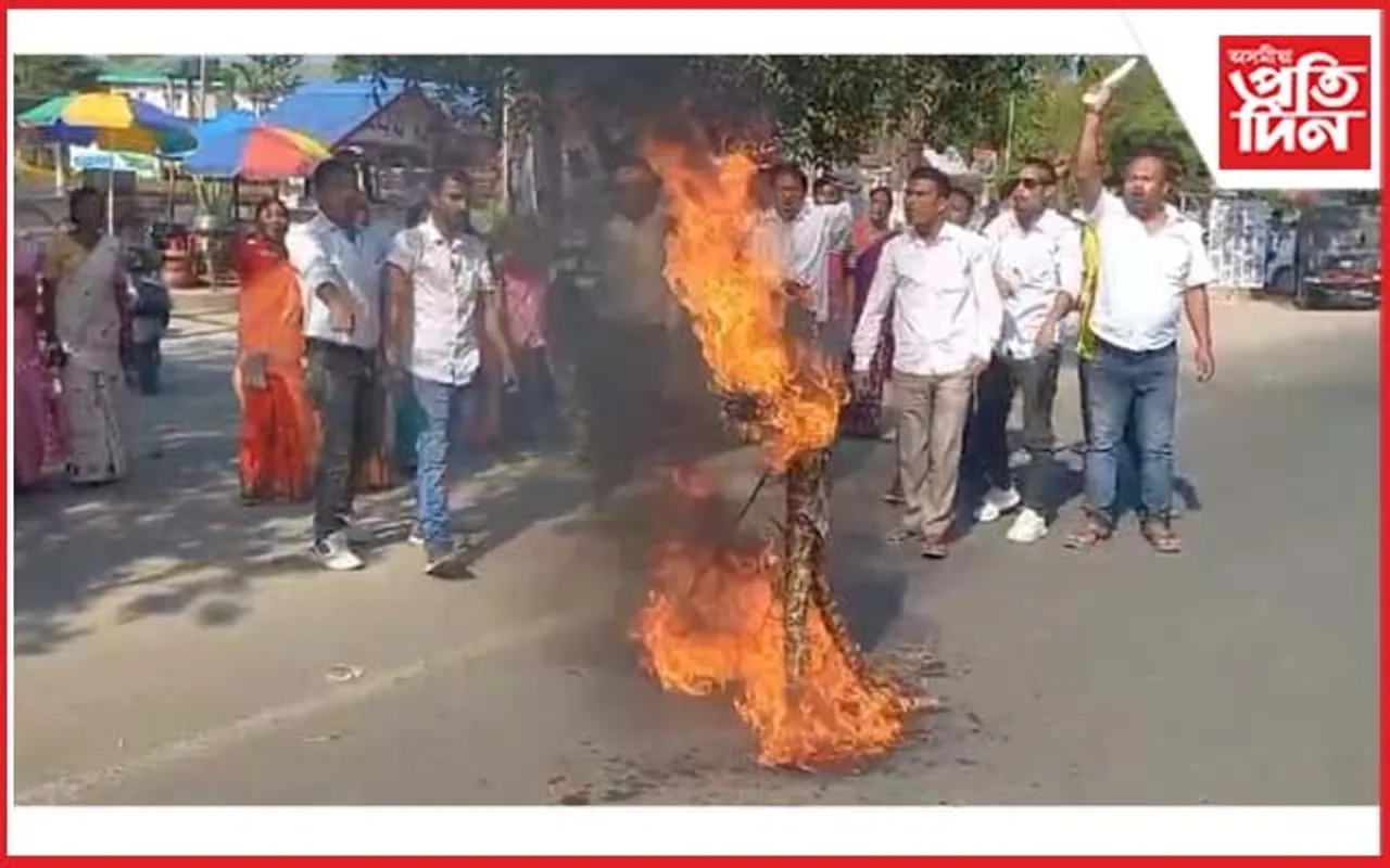 ধেমাজিত আটাৰ কেলেংকাৰী! ৰাজপথত যোগান বিভাগৰ প্ৰতিকৃতি দাহ...